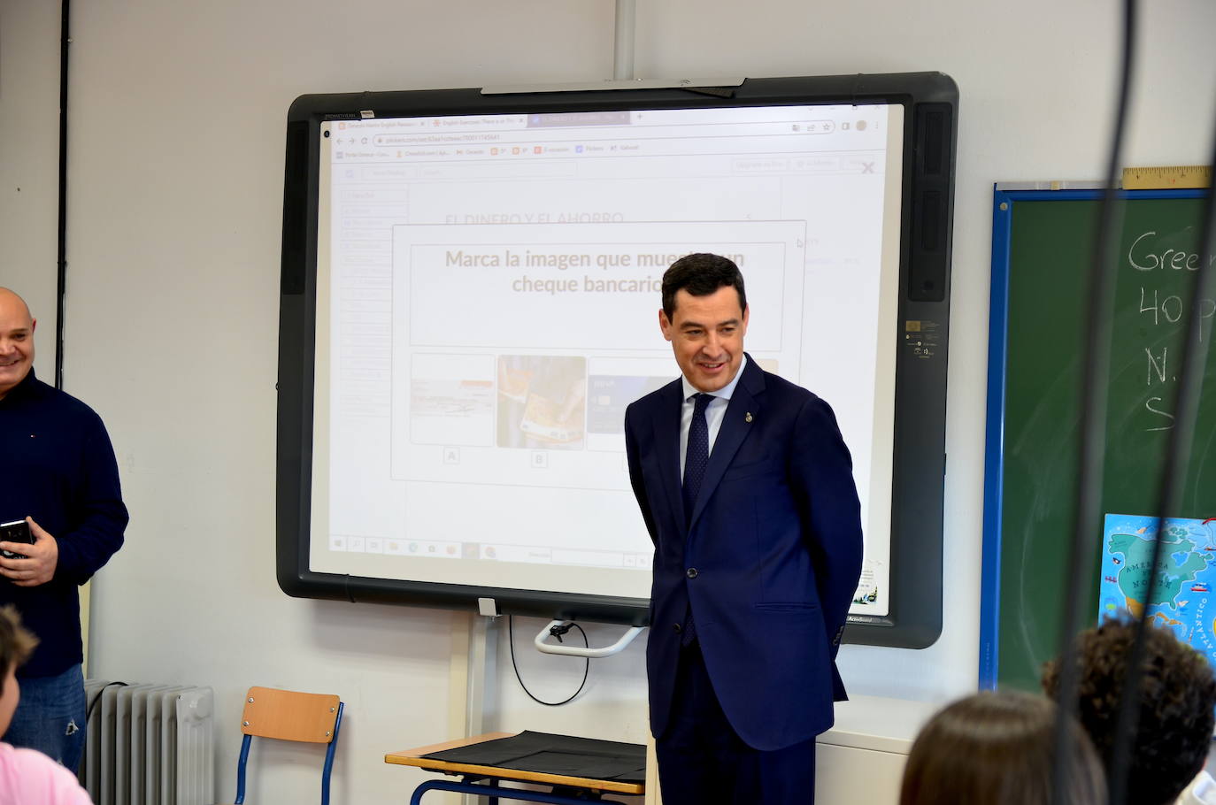 Juanma Moreno visita el CEIP Mariana Pineda de Huétor Vega