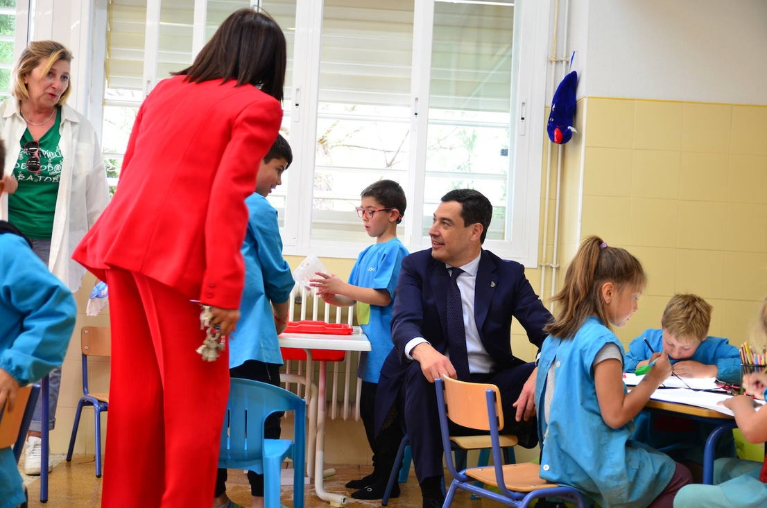 Juanma Moreno visita el CEIP Mariana Pineda de Huétor Vega