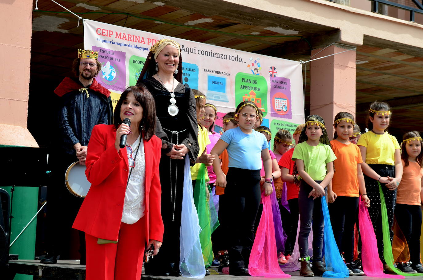 Juanma Moreno visita el CEIP Mariana Pineda de Huétor Vega