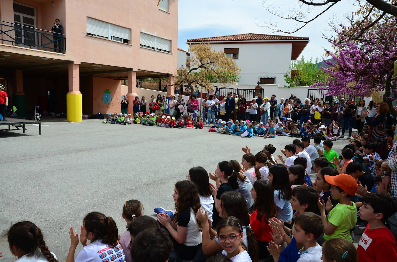 Juanma Moreno visita el CEIP Mariana Pineda de Huétor Vega