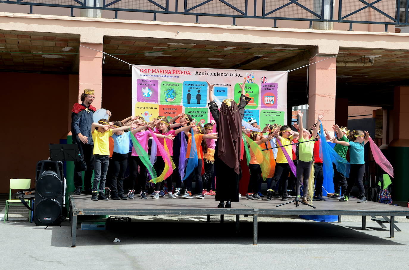 Juanma Moreno visita el CEIP Mariana Pineda de Huétor Vega