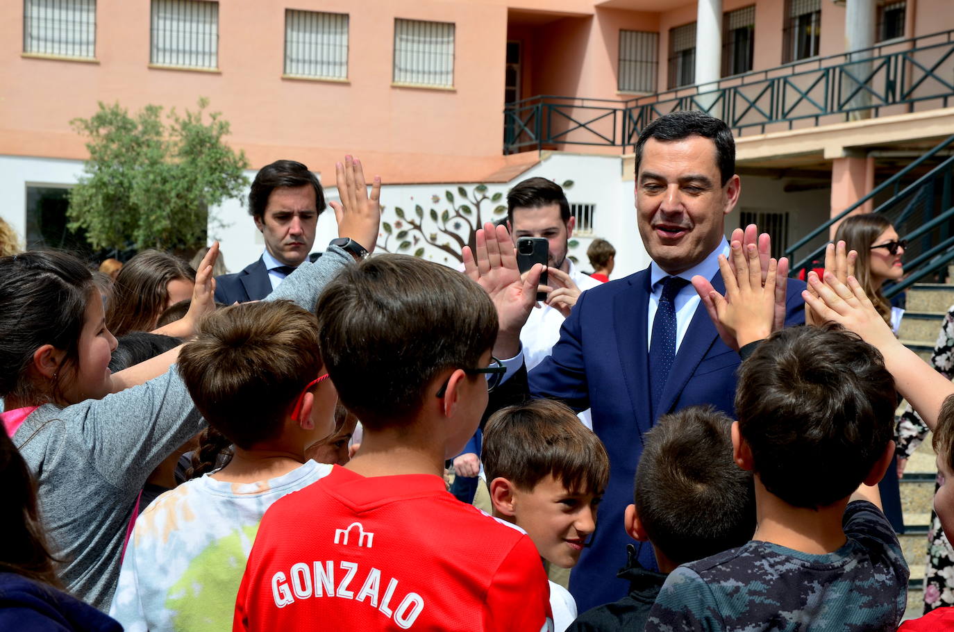 Juanma Moreno visita el CEIP Mariana Pineda de Huétor Vega