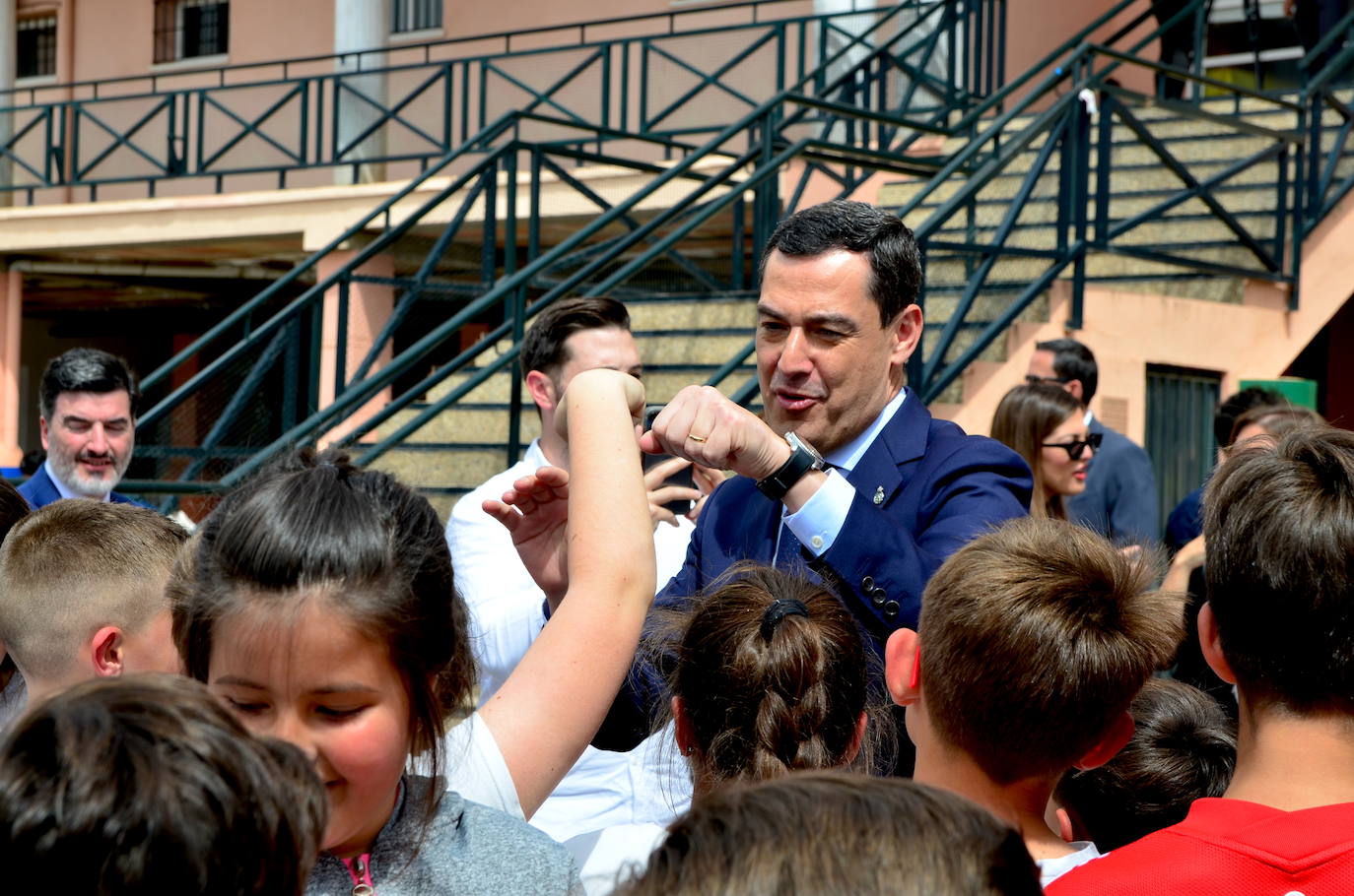 Juanma Moreno visita el CEIP Mariana Pineda de Huétor Vega