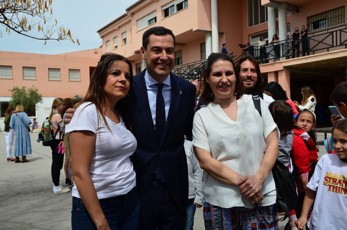 Juanma Moreno visita el CEIP Mariana Pineda de Huétor Vega