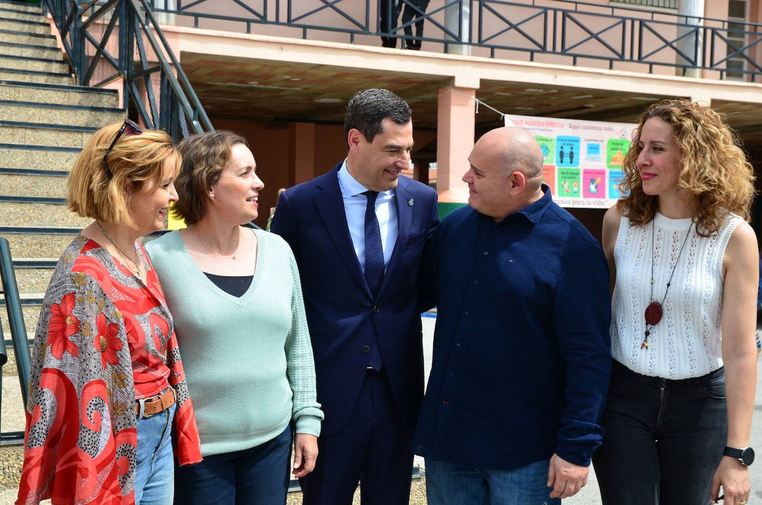 Juanma Moreno visita el CEIP Mariana Pineda de Huétor Vega