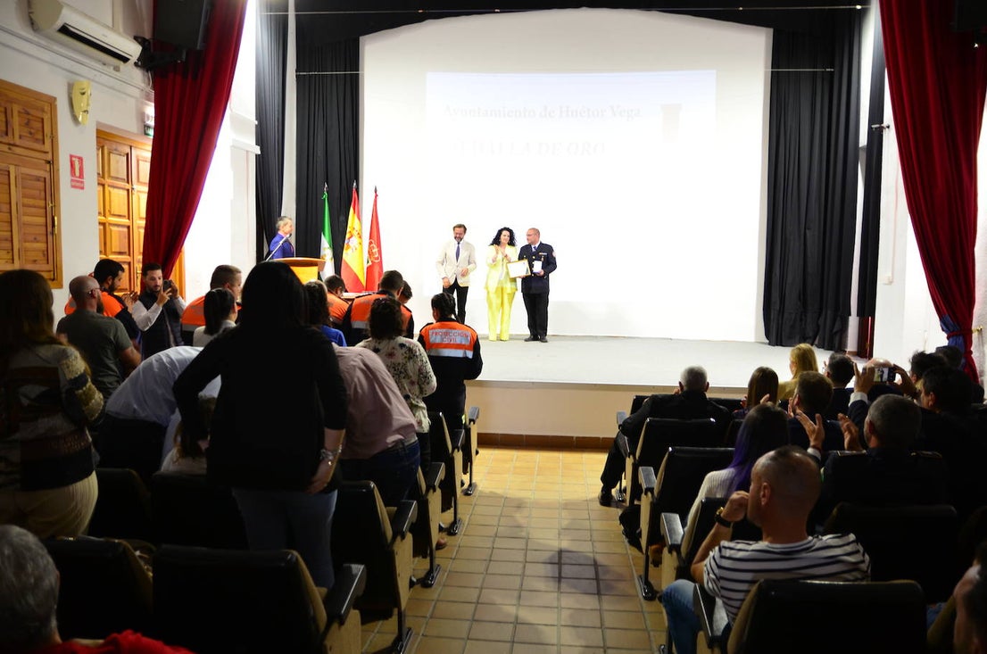 Protección Civil recibe la Medalla de Oro de Huétor Vega