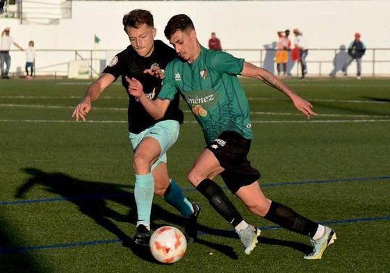 Tarde de sábado futbolero en Las Viñas con empate entre el Huétor Vega y el Málaga City.