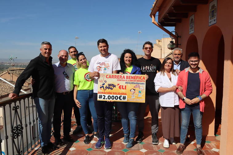 Momento de la entrega del cheque, de 2.000 euros, en el Ayuntamiento de Huétor Vega.