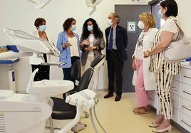 La consejera de Salud, Catalina García, en el centro de salud de Huétor Vega.
