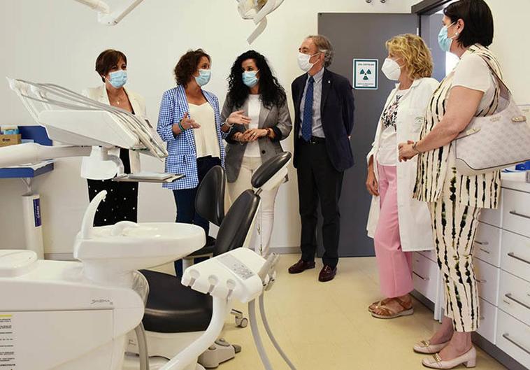 La consejera de Salud visita las áreas de Odontología y Radiodiagnóstico de Huétor Vega