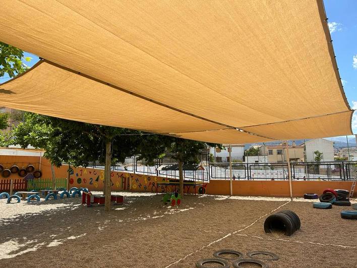 El Ayuntamiento instala toldos para sombrear los patios de Infantil del colegio Mariana Pineda