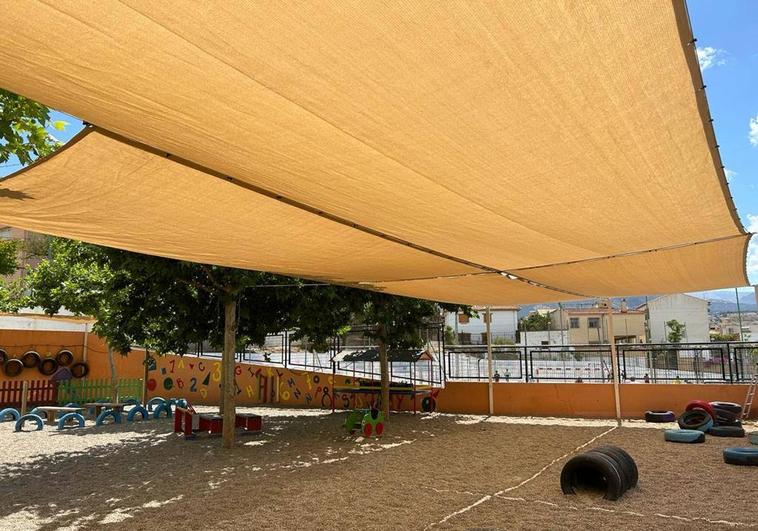 El Ayuntamiento instala toldos para sombrear los patios de Infantil del colegio Mariana Pineda
