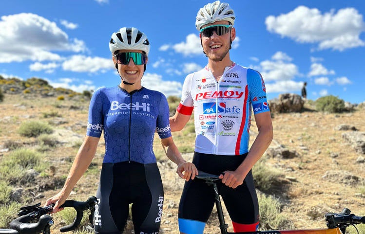 Azahara Pozuelo y Jonas Horth, exultantes tras vencer en esta durísima prueba.