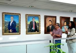 Plácido Hurtado y Elena Duque aplauden ante los dos nuevos retratos.