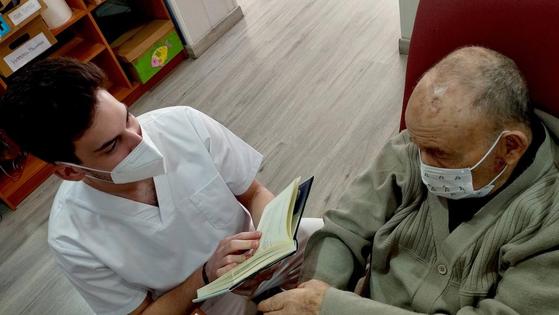 La 'telebiblioteca' acerca los libros a los centros de día de Huétor Vega