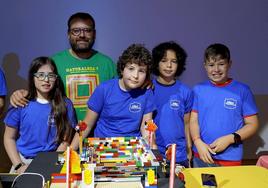 El equipo hueteño, con alumnos de quinto y sexto, con el profesor Alberto Molina.