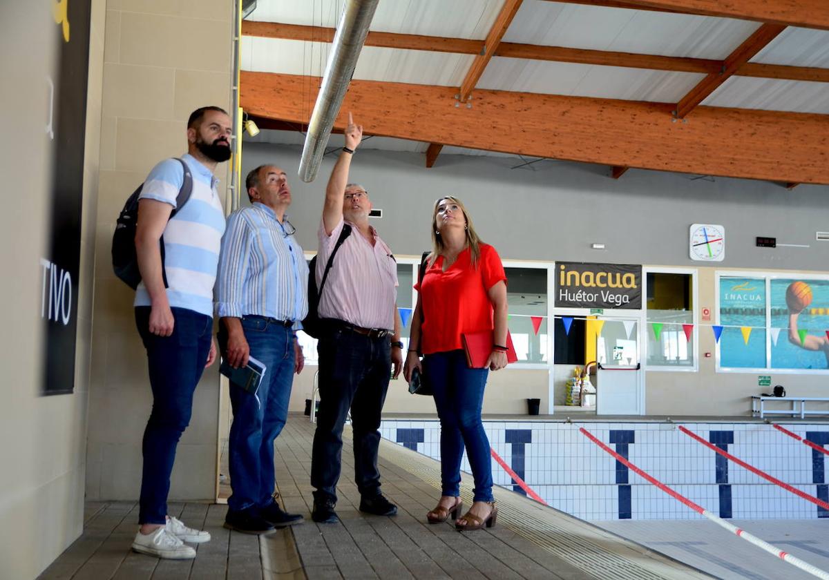 El nuevo equipo de gobierno visita la piscina cubierta de Huétor Vega