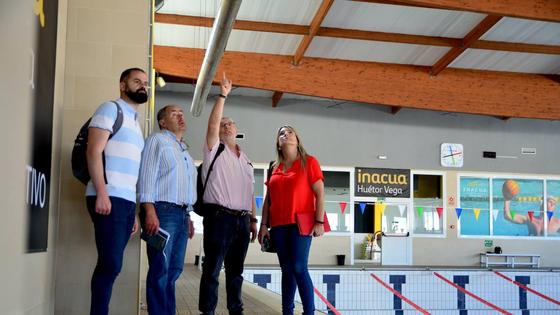 El nuevo equipo de gobierno visita la piscina cubierta de Huétor Vega