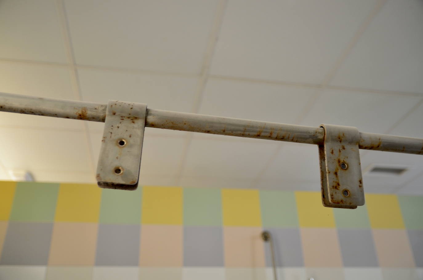 El nuevo equipo de gobierno visita la piscina cubierta de Huétor Vega