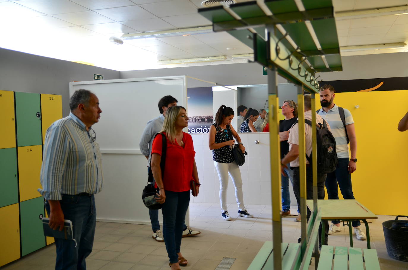 El nuevo equipo de gobierno visita la piscina cubierta de Huétor Vega