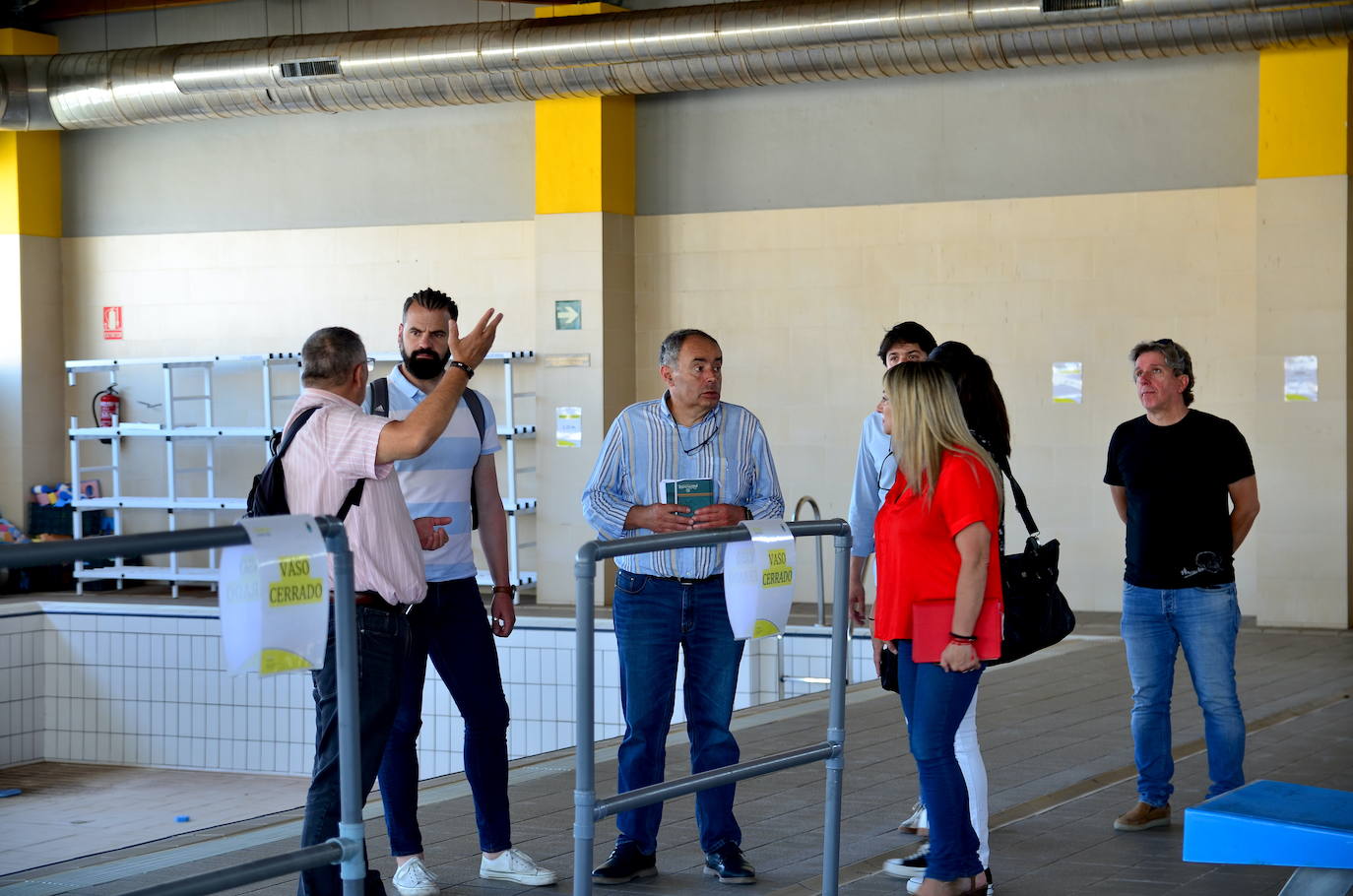 El nuevo equipo de gobierno visita la piscina cubierta de Huétor Vega