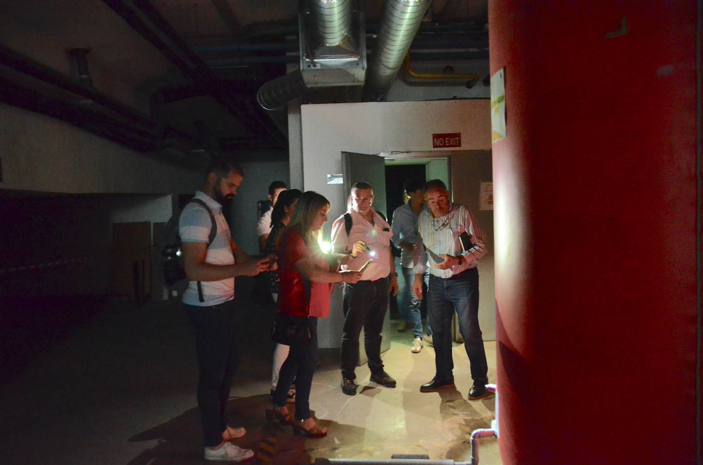 El nuevo equipo de gobierno visita la piscina cubierta de Huétor Vega