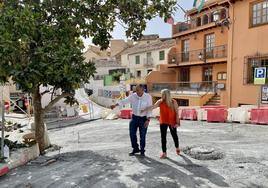El alcalde de Huétor Vega, Mario del Paso, y la concejala de Urbanismo, Carolina Higueras, en las obras del Mentidero.