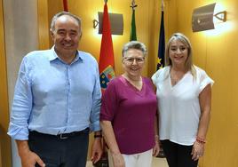 El alcalde y la concejala de Fiestas, con Pilar Pérez Velázquez (en el centro).
