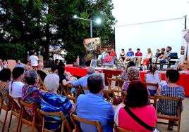 El Ayuntamiento de Huétor Vega reúne a artistas y artesanos para compartir sus experiencias