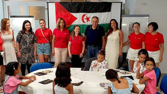 La Escuela de Zaafra imparte un taller de pintura nazarí a niños saharauis