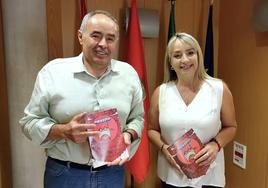 El alcalde, Mario del Paso, y la concejala de Fiestas, Carolina Higueras, con el programa.