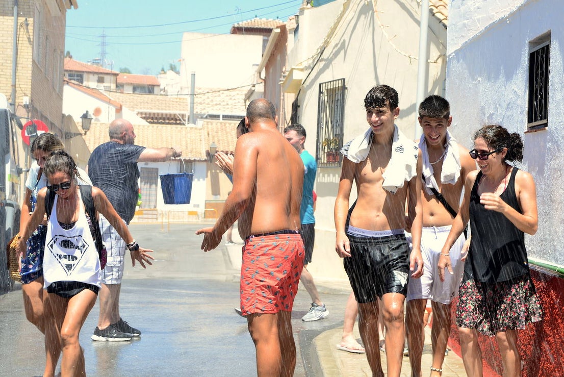 San Roque humedece el barrio de Caicena de Huétor Vega