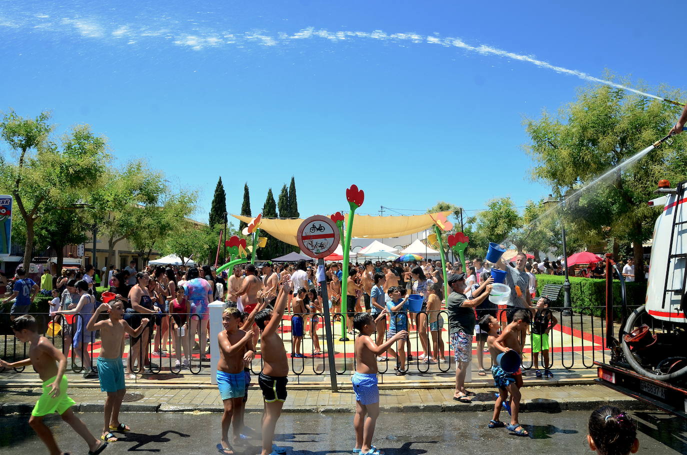 San Roque humedece el barrio de Caicena de Huétor Vega