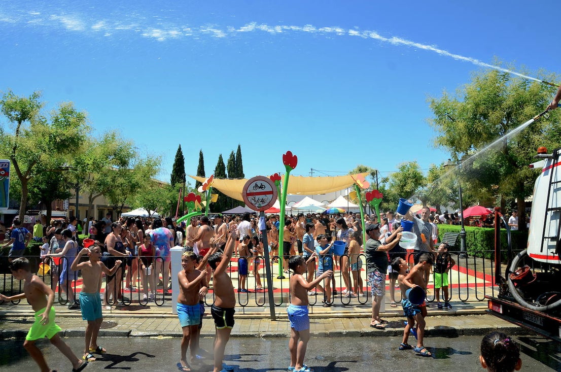 San Roque humedece el barrio de Caicena de Huétor Vega