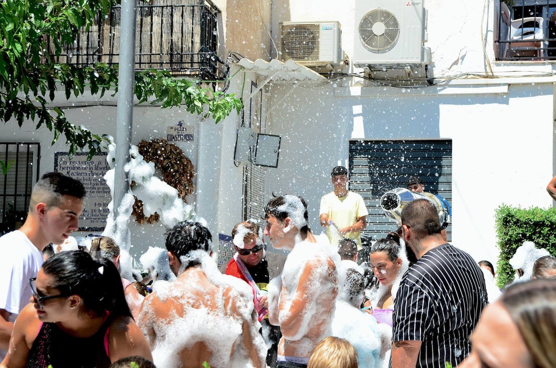 San Roque humedece el barrio de Caicena de Huétor Vega