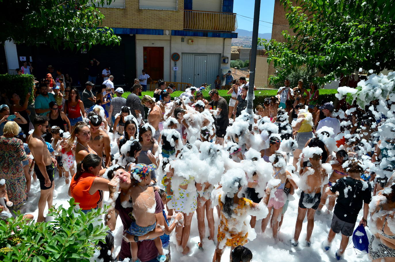 San Roque humedece el barrio de Caicena de Huétor Vega