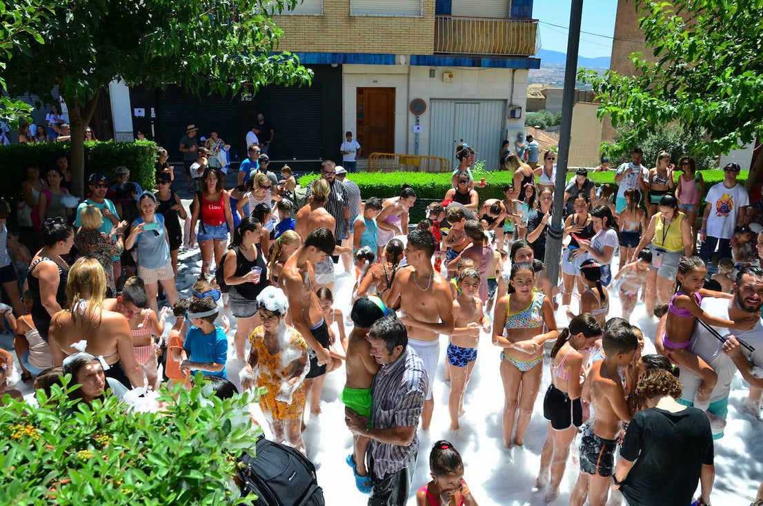 San Roque humedece el barrio de Caicena de Huétor Vega