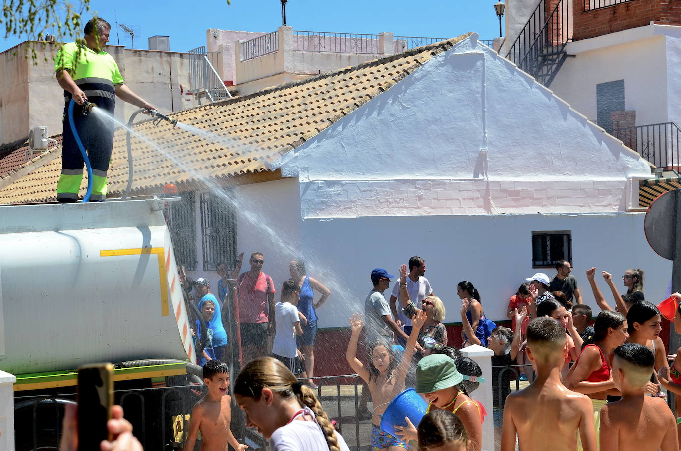 San Roque humedece el barrio de Caicena de Huétor Vega