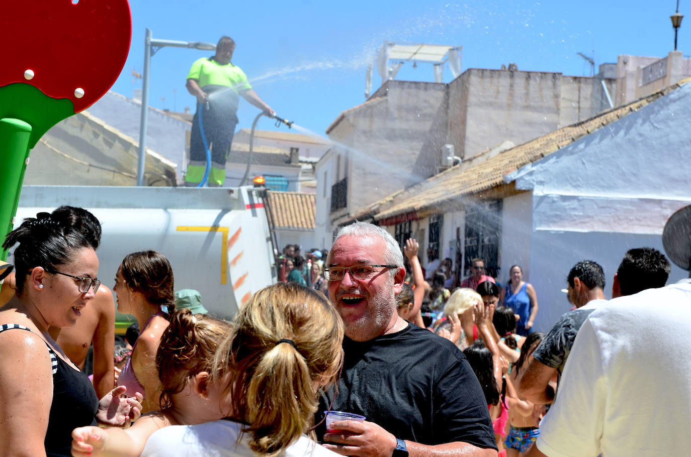 San Roque humedece el barrio de Caicena de Huétor Vega