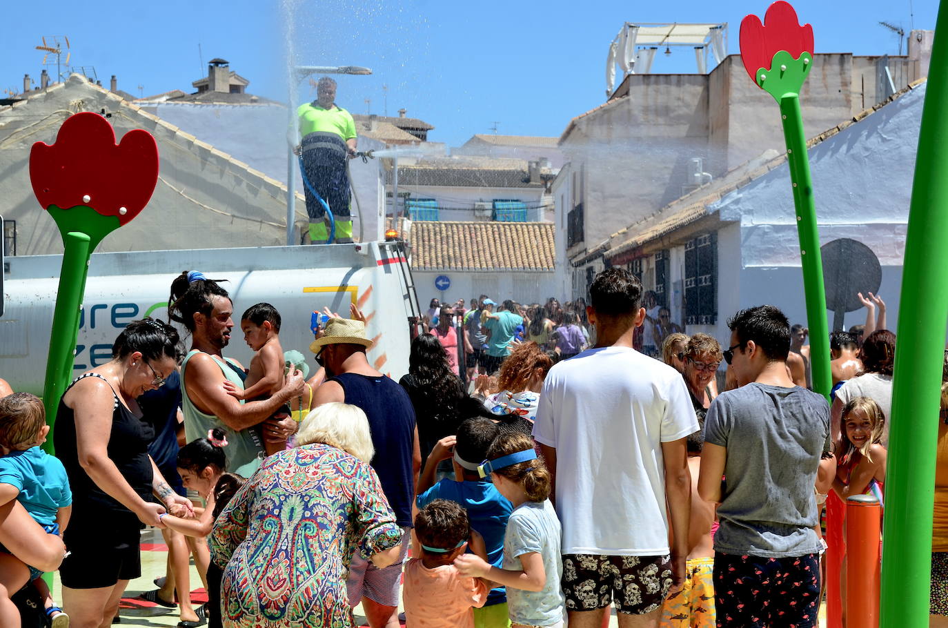 San Roque humedece el barrio de Caicena de Huétor Vega