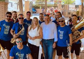 La Charanga Vaso Largo, con la concejala de Fiestas y el alcalde de Huétor Vega.