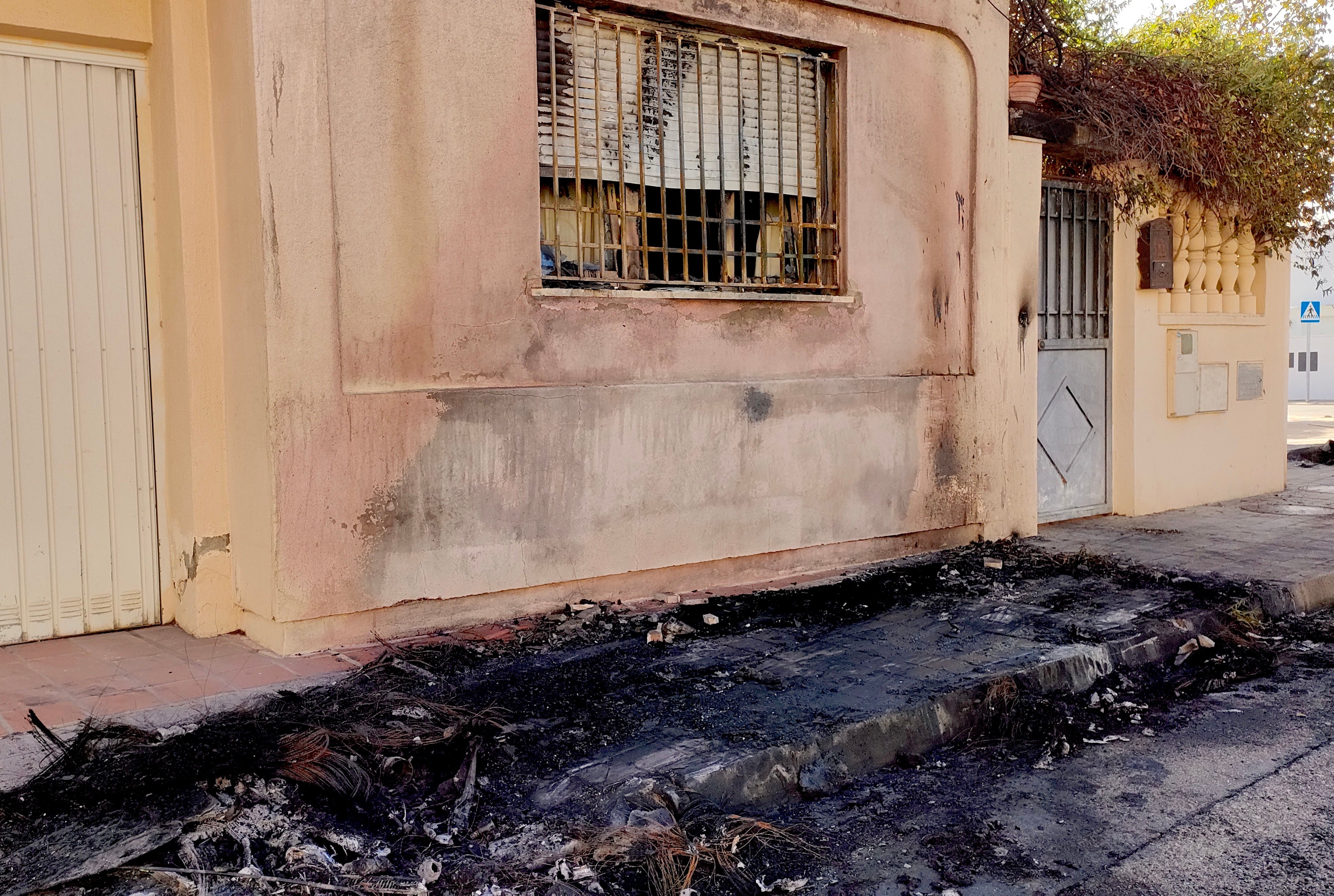 Las llamas afectaron también a una vivienda.