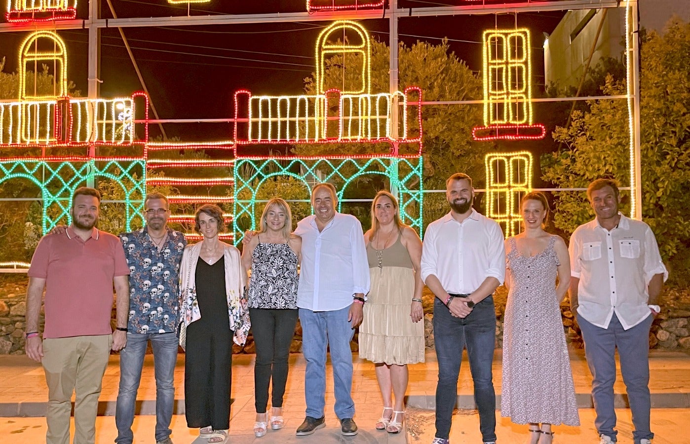 El equipo de gobierno del Ayuntamiento de Huétor Vega, en el encendido de portada de Feria.