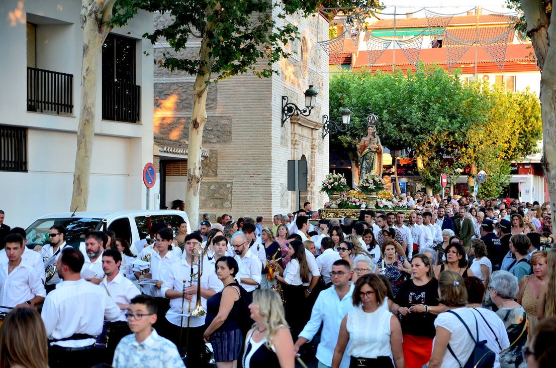 Procesión en honor a San Roque y la Virgen del Rosario en Huétor Vega