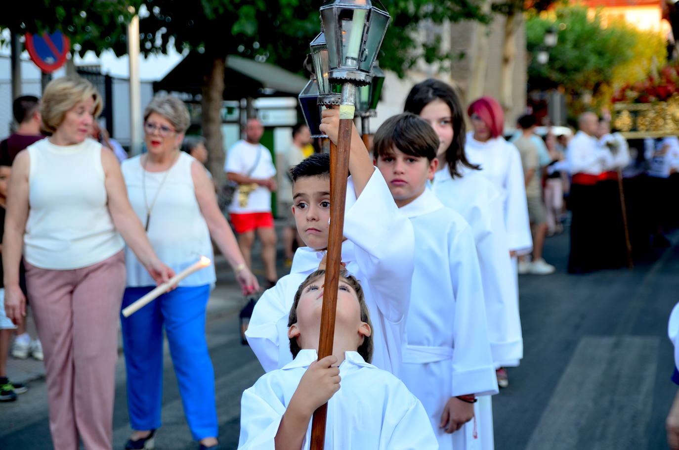 Procesión en honor a San Roque y la Virgen del Rosario en Huétor Vega