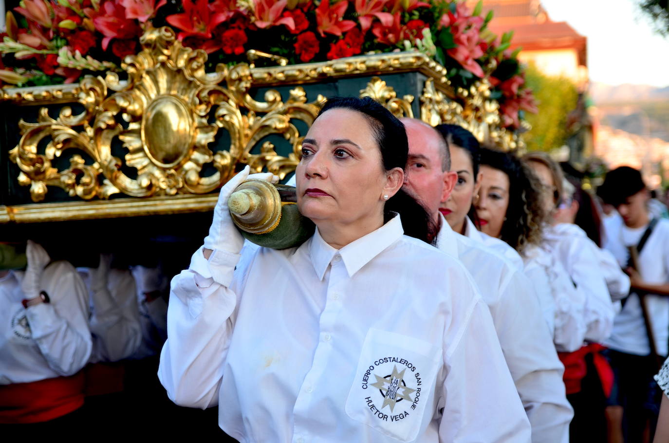 Procesión en honor a San Roque y la Virgen del Rosario en Huétor Vega