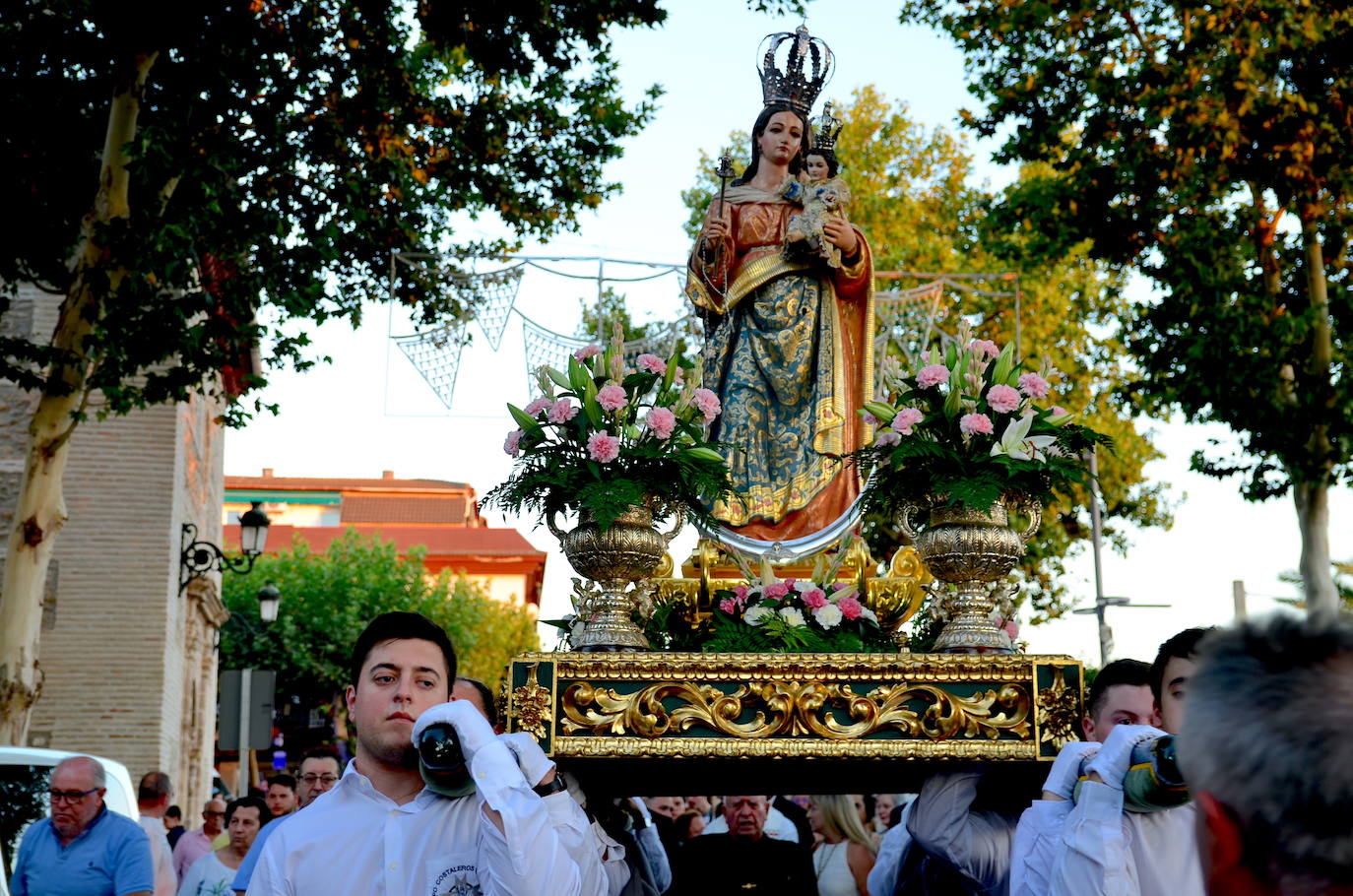 Procesión en honor a San Roque y la Virgen del Rosario en Huétor Vega