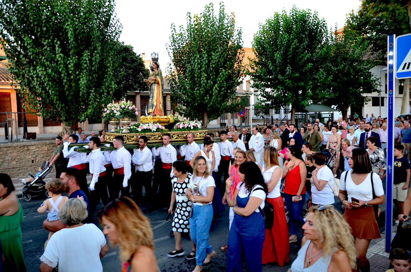 Procesión en honor a San Roque y la Virgen del Rosario en Huétor Vega