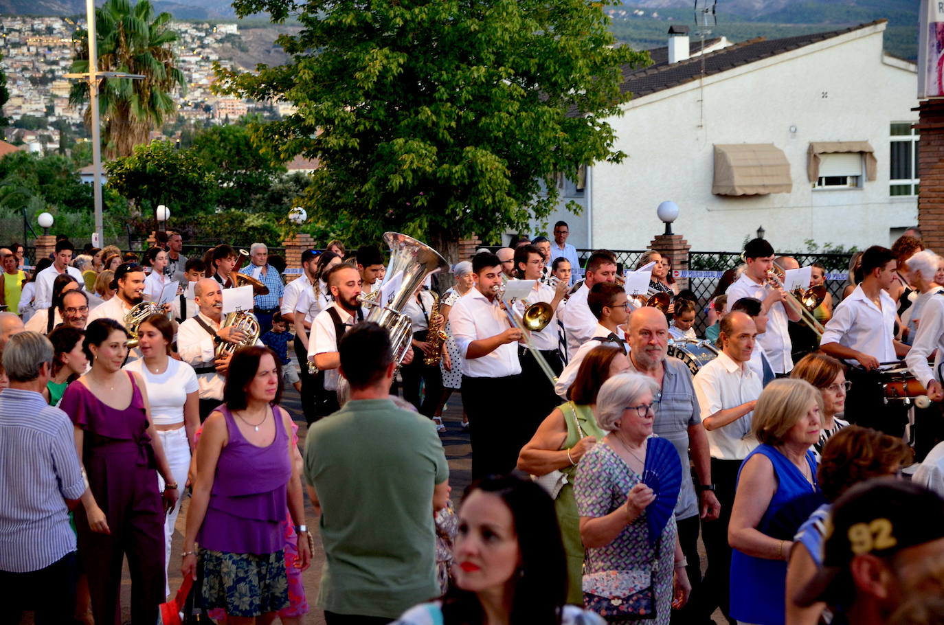 Procesión en honor a San Roque y la Virgen del Rosario en Huétor Vega