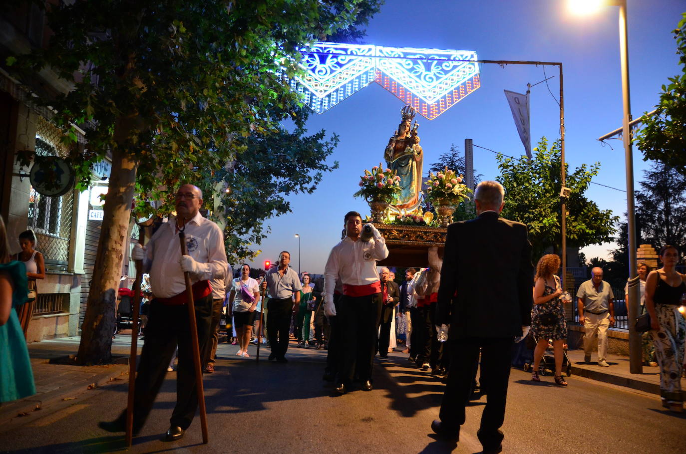 Procesión en honor a San Roque y la Virgen del Rosario en Huétor Vega